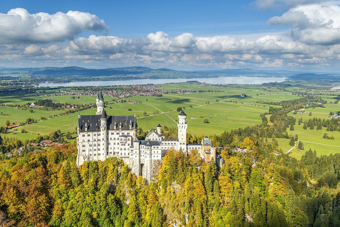 Schwangau, Bezirk Ostallgäu, Schwaben, Bayern, Deutschland, Europa. Herbst auf Schloss Neuschwanstein, im Hintergrund der Forggensee
