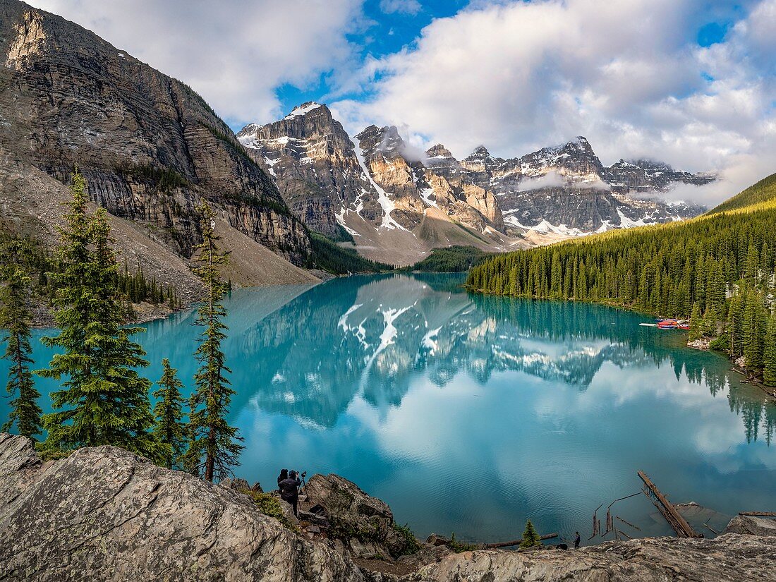 Kanada, Alberta, Banff-Nationalpark, Lake Louise: Eine der ikonischen Ansichten des westlichen Kanadas, die Ten Peaks spiegeln sich im blauen Wasser des Moraine Lake wider