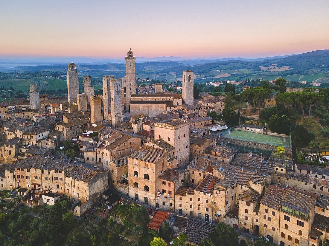 San Gimignano Luftaufnahme im Morgengrauen, Provinz Siena, Toskana, Italien, Europa