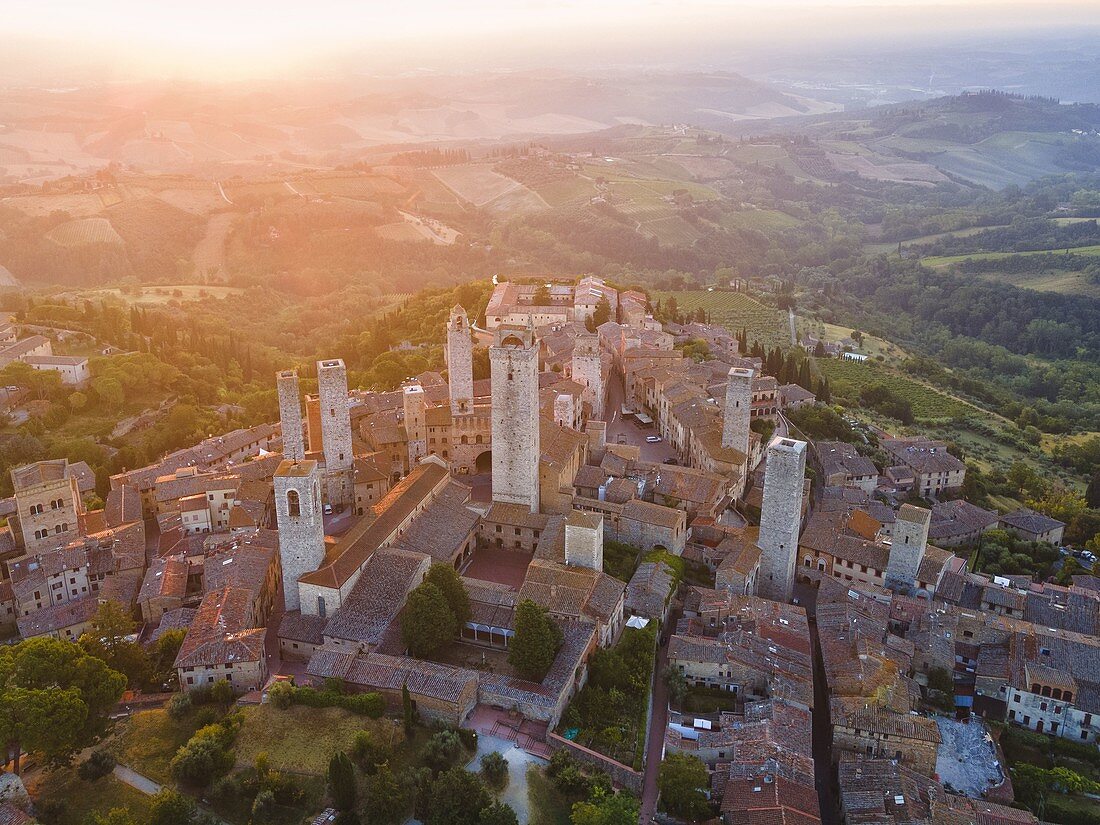 San Gimignano Luftaufnahme im Morgengrauen, Provinz Siena, Toskana, Italien, Europa