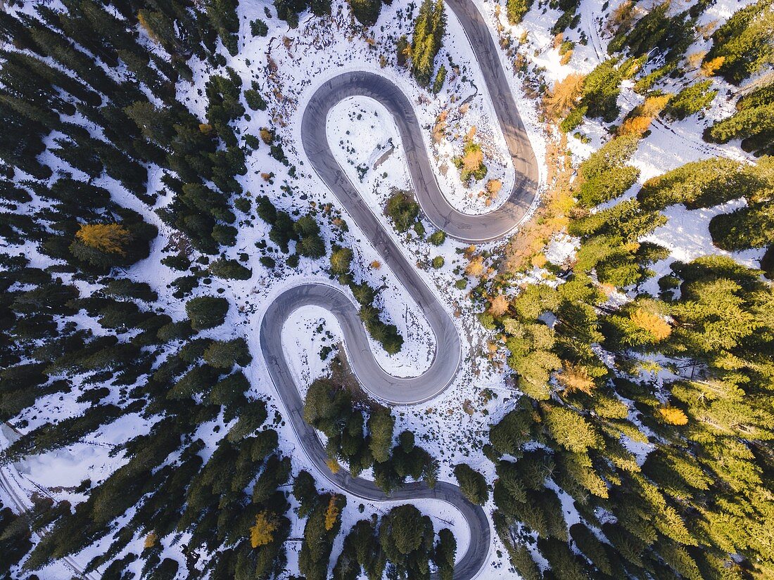 Alpenstraße von Giaupass Luftbild in Dolomiten, Unesco-Weltkulturerbe, Cortina d'Ampezzo, Venetienviertel, Italien, Europa.