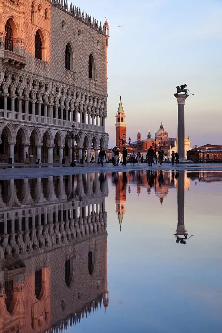 Flut (Acqua Alta) auf dem Markusplatz mit San Giorgio Maggiore im Hintergrund, Venedig, Venetien, Italien, Europa