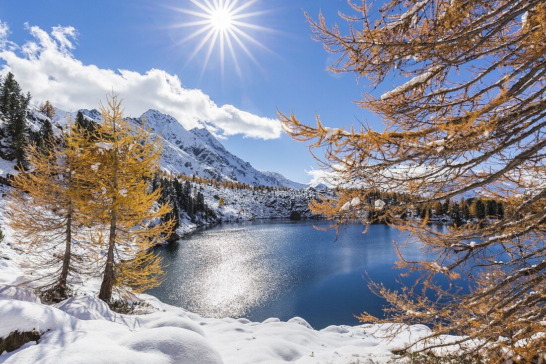 Sonne scheint über Lago Viola im Herbst, Val di Campo, Poschiavo, Kanton Graubunden, Schweiz