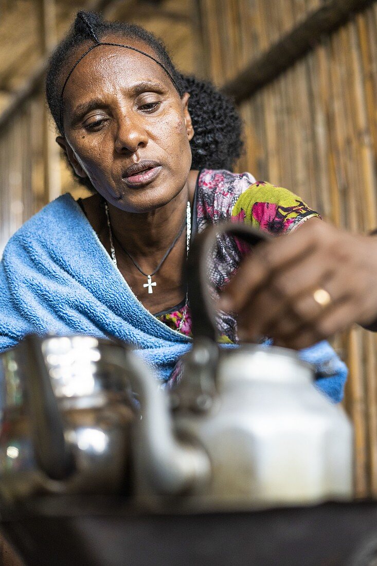 Frau, die Tee und Kaffee vorbereitet, Berhale, Afar Region, Äthiopien, Afrika