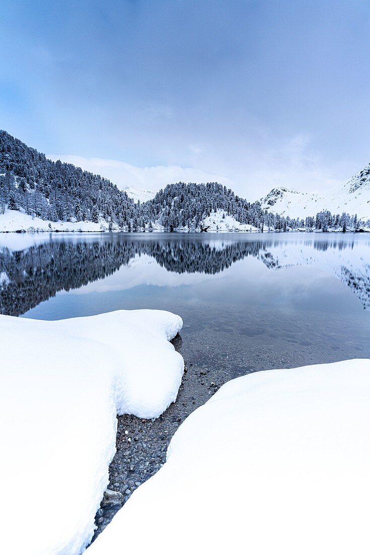 See Cavloc umgeben von Schnee, Bregaglia-Tal, Kanton Graubunden, Engadin, Schweiz