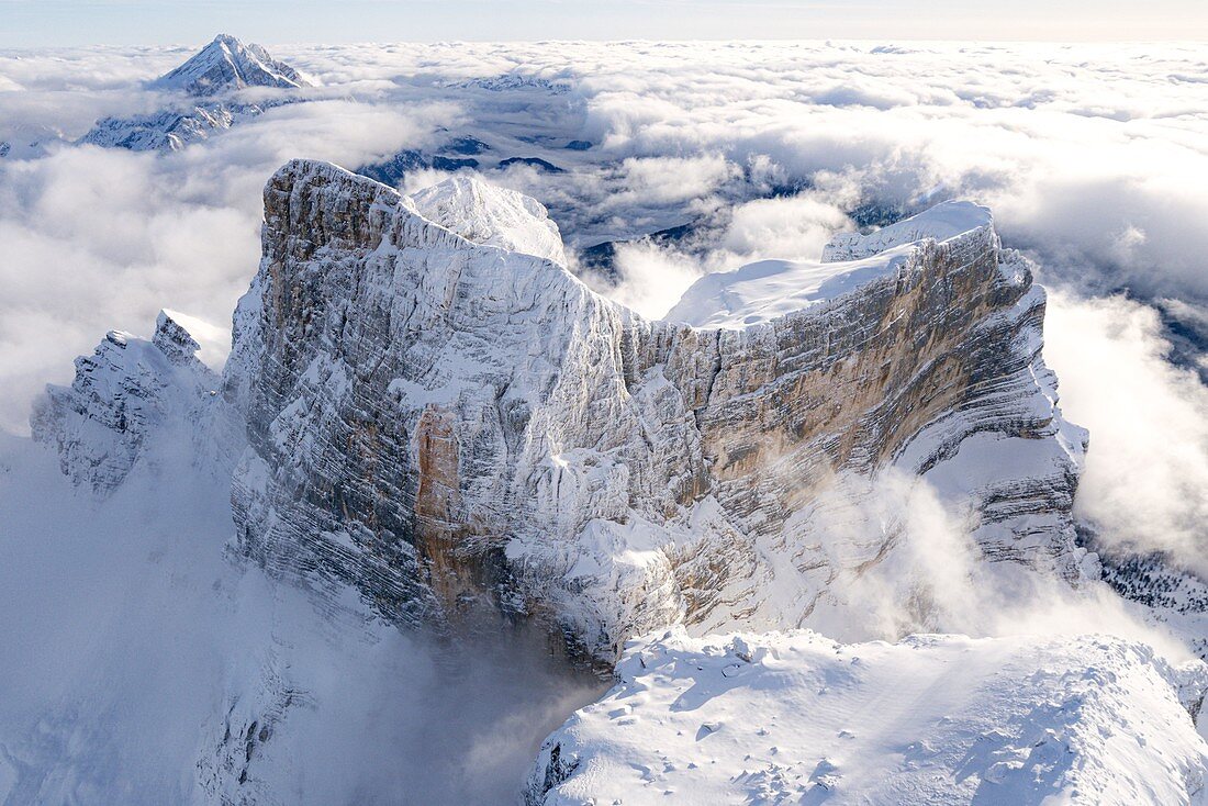 Monte Pelmo, umgeben von einem Wolkenmeer im Winter, Luftbild, Dolomiten, Provinz Belluno, Venetien, Italien