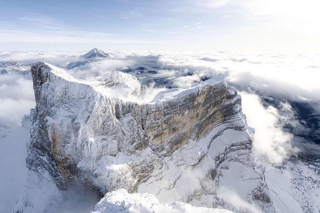 Felswand des majestätischen Monte Pelmo im Winter, Luftbild, Dolomiten, Provinz Belluno, Venetien, Italien