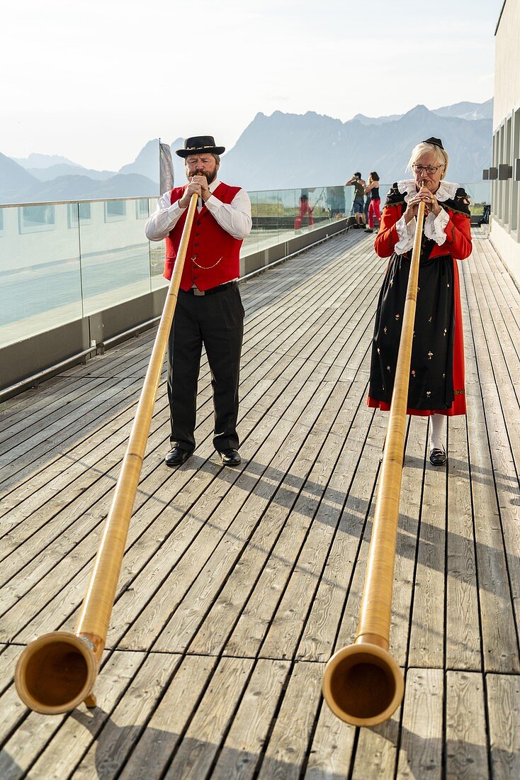 Alphorn-Spieler mit traditioneller Kleidung, Muottas Muragl, Samedan, Kanton Graubunden, Engadin, Schweiz
