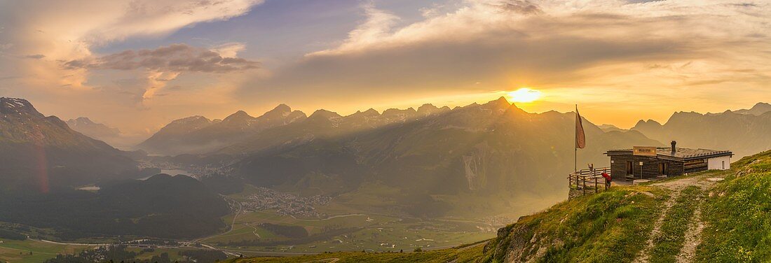 Letzte Sonnenstrahlen bei Sonnenuntergang über Bergen gesehen von Muottas Muragl, Samedan, Kanton Graubunden, Engadin, Schweiz