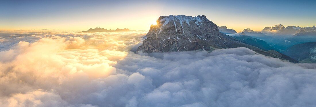 Luftpanorama von Sassopiatto, Odle Group und Marmolada in einem Wolkenmeer im Morgengrauen, Dolomiten, Trentino-Südtirol, Italien