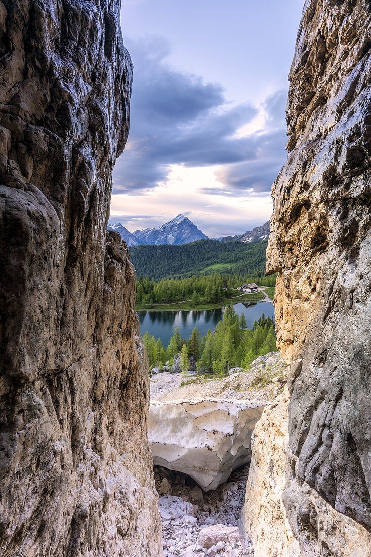 Felsen, die Rifugio Croda da Lago, Federa-See und Antelao-Berg, Ampezzodolomiten, Provinz Belluno, Venetien, Italien umrahmen