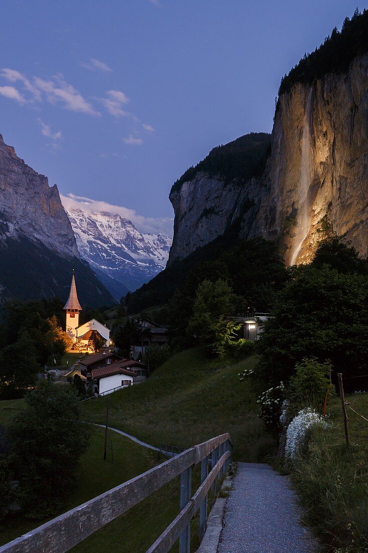 Lauterbrunnen blaue Stunde, Kanton Bern, Schweiz, Westeuropa