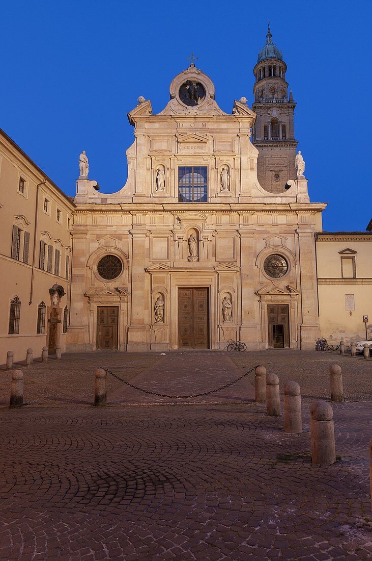 San Giovanni Kirche in der Abenddämmerung, Parma, Emilia-Romagna, Italien.