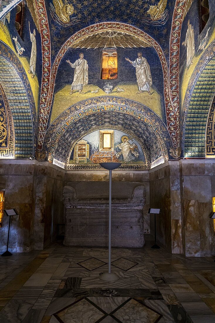 Innenansicht des Mausoleums von Galla Placidia. Ravenna, Emilia Romagna, Italien, Europa.
