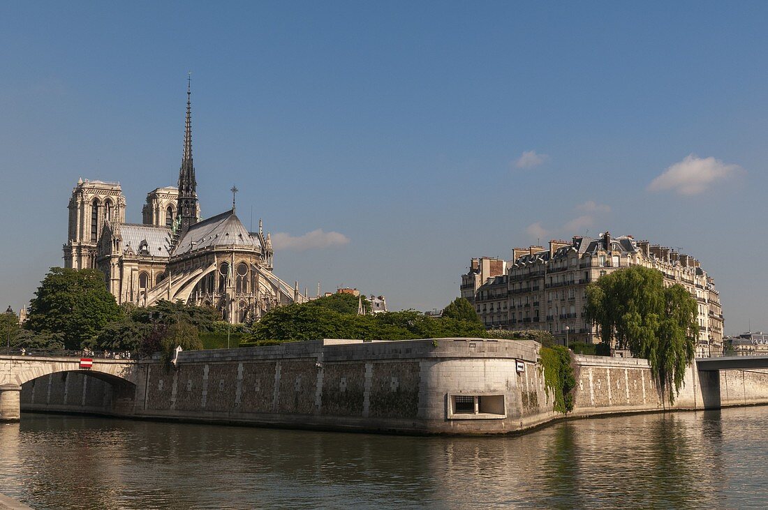 River Seine and Notre Dame Cathedral, Paris, France.