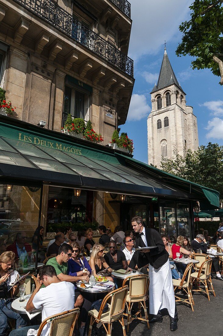 Les Deux Magots Bistrot und Saint-Germain des Pres Kirche im Hintergrund, Boulevard Saint-Germain, Paris, Frankreich.