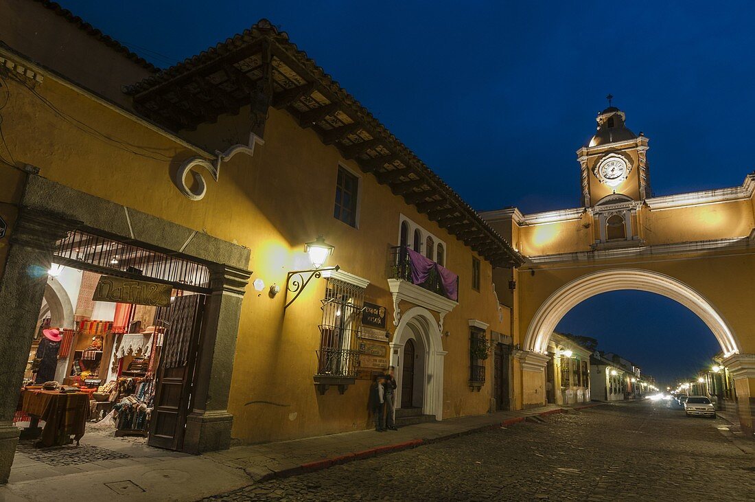 Santa Catalina Arch bei Nacht, Antigua, Guatemala.