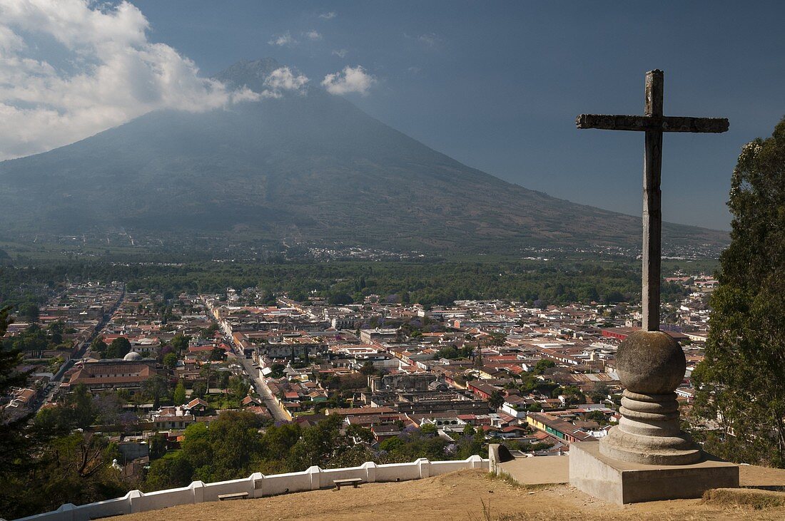 Ansicht von Antigua und Volcan de Agua, Guatemala.