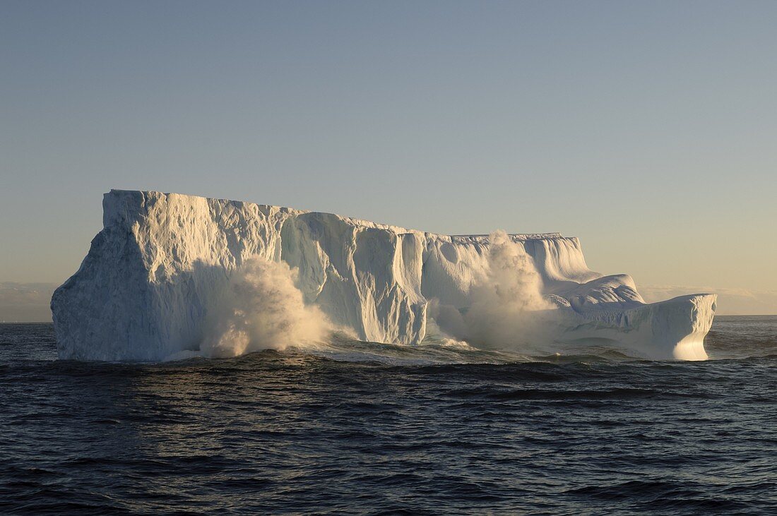 Antarktis, Antarktische Halbinsel, Eisberg auf der Straße von Bransfield.