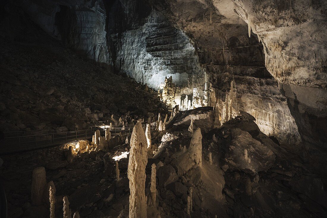 Frasassi-Höhlen, atemberaubende Felsformationen unter riesigen Felsenhöhlen in der Nähe des Dorfes Frasassi, Bezirk Genga, Provinz Ancona, Marken, Italien
