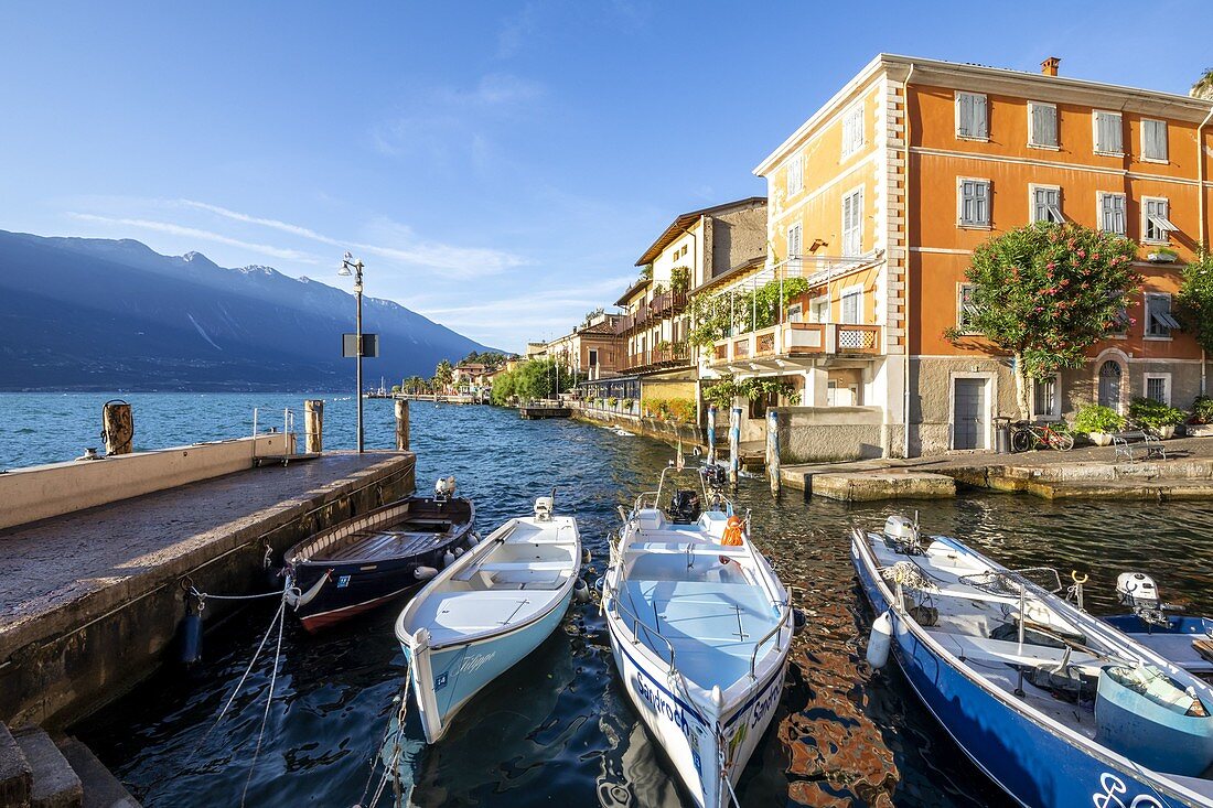 Hafen von Limone sul Garda, Provinz Brescia, Lombardei, Italien