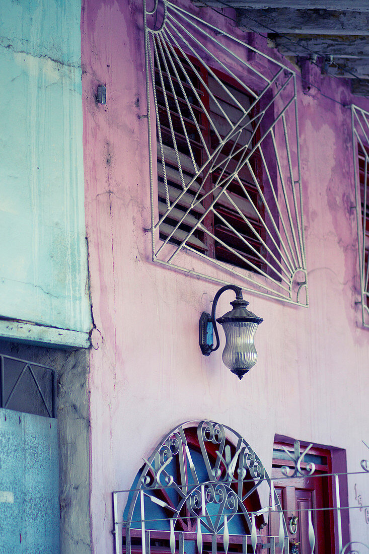 Außenlampe und Teilansicht von Tor und Fenster eines alten Gebäudes in Havanna, Kuba