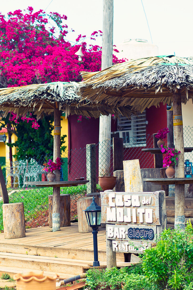 Terrasse und Holzschild der Casa del Mojito Bar in Vinales, Kuba