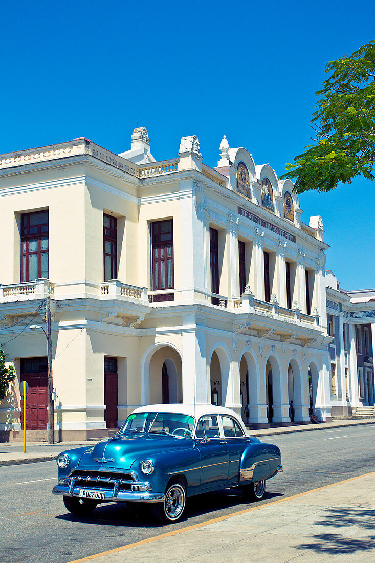 Blauer Oldtimer vor Teatro Thomas Terry in Cienfuegos, Kuba