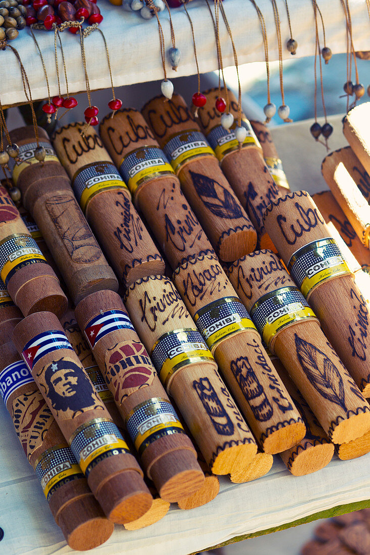 Hölzerne Zigarrenschachteln auf dem Markt in Trinidad, Kuba