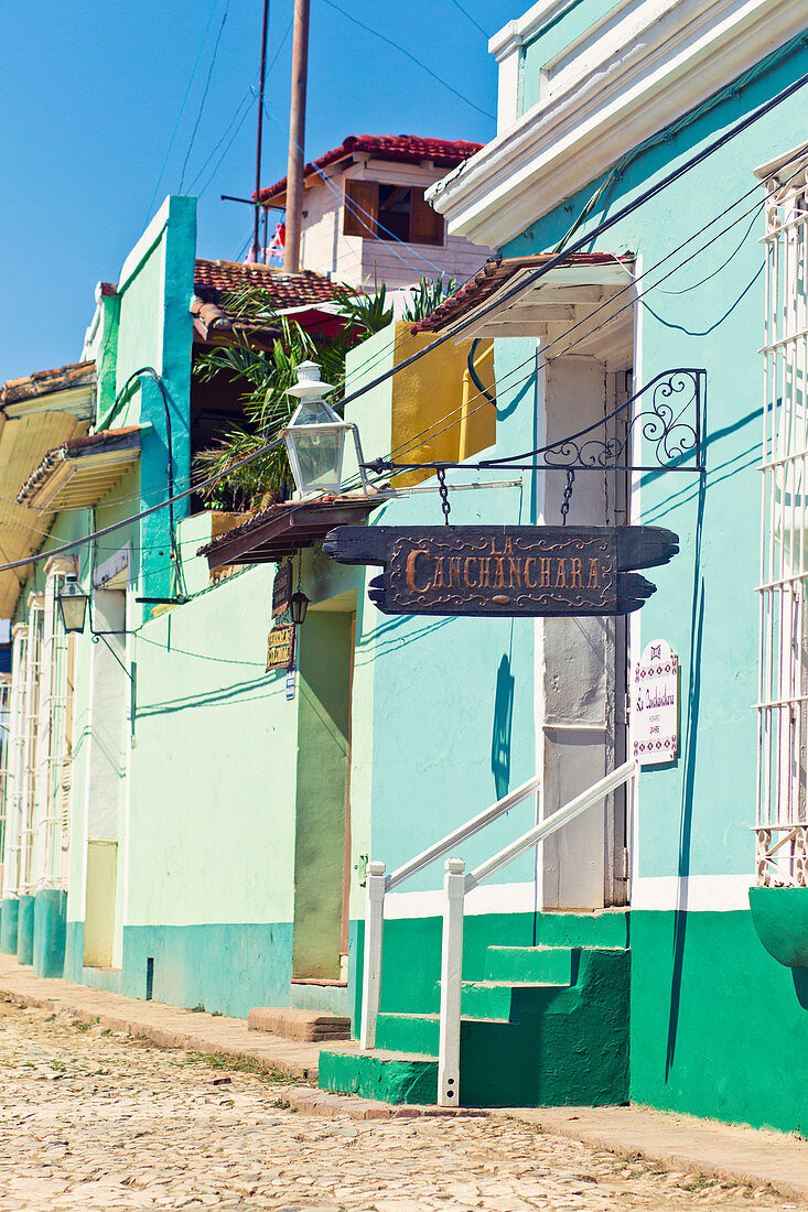 Außenansicht und Schild der Canchanchara Bar in Trinidad, Kuba