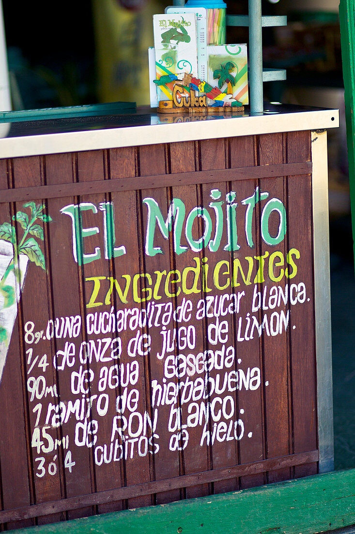 Detail einer Mojito-Bar im Freien am Strand von Cayo Blanco, Kuba