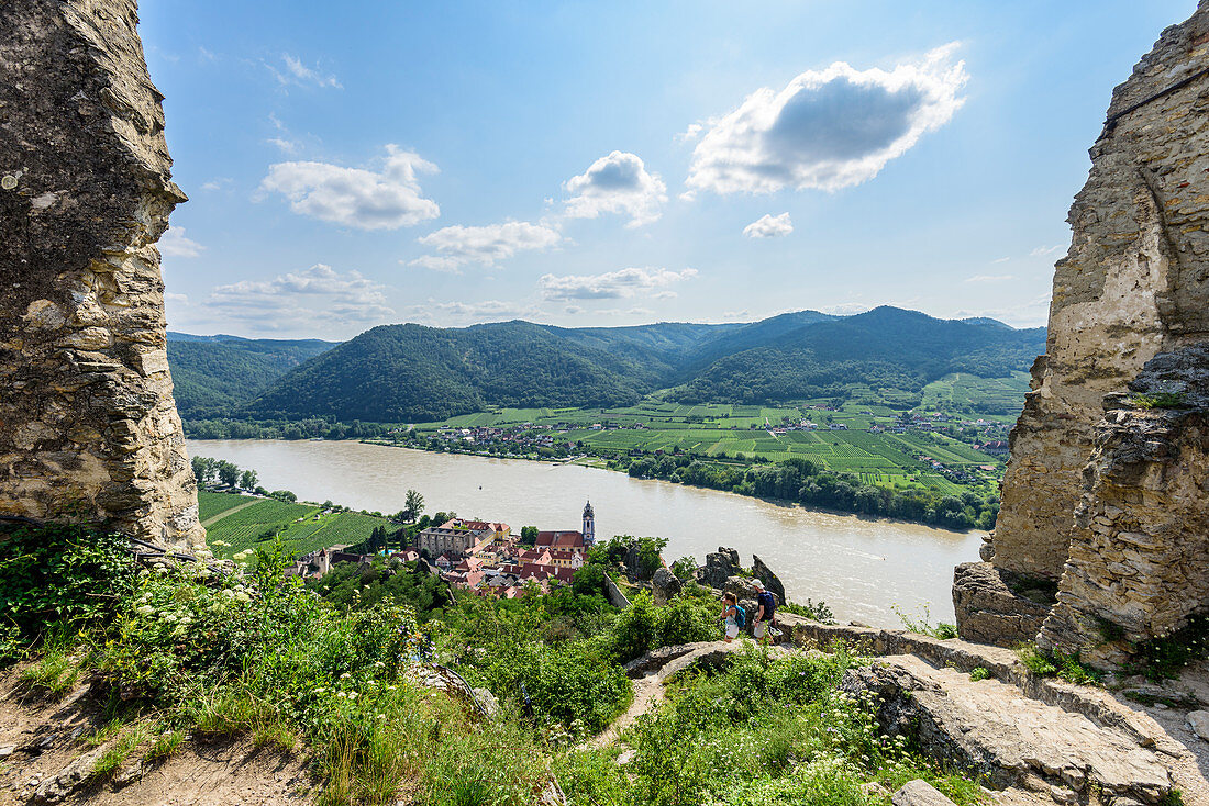 Blick von der Ruine Dürnstein auf Dürnstein und das Donautal, Wachau, Niederösterreich, Österreich