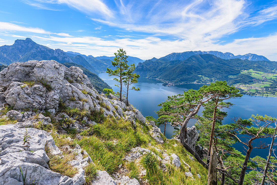 Blick vom Traunstein auf den Traunsee im Salzkammergut, Oberösterreich, Österreich