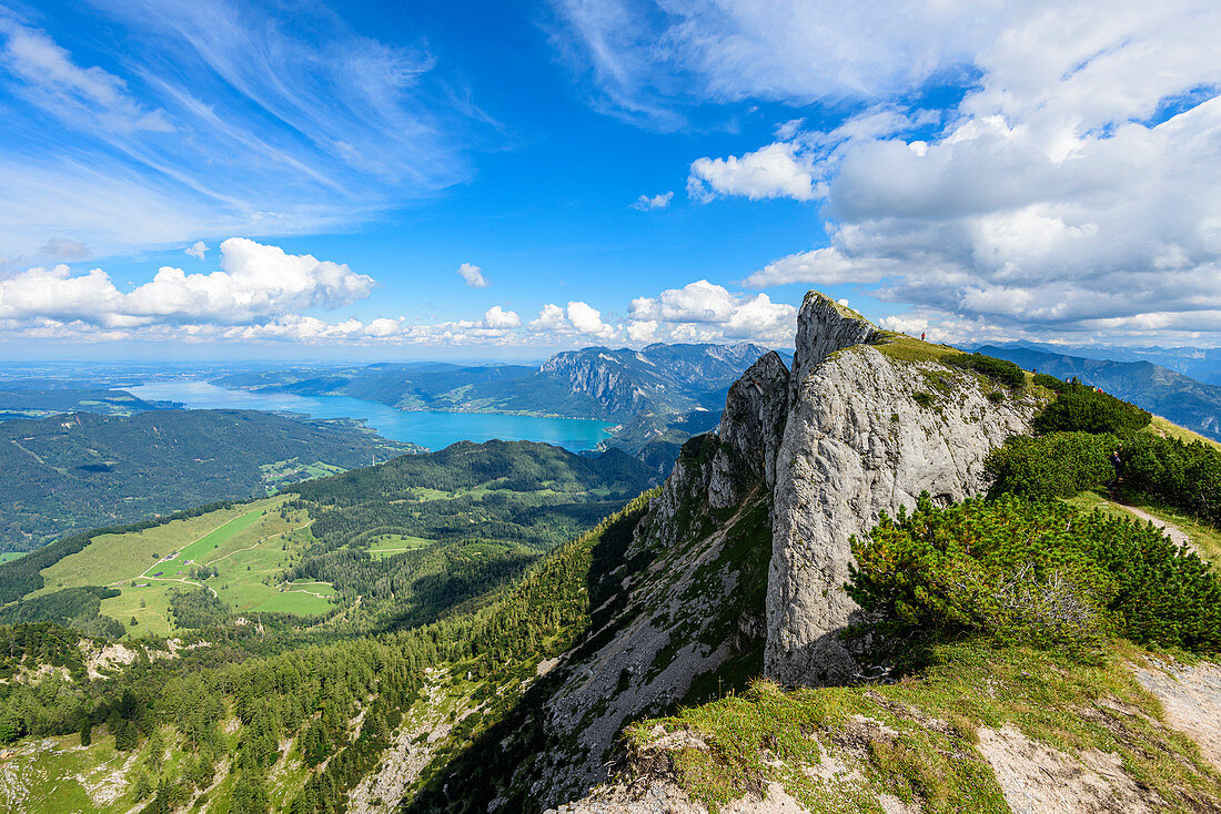 Blick auf die Spinnerin, den Attersee und das Höllengebirge im Salzkammergut, Österreich