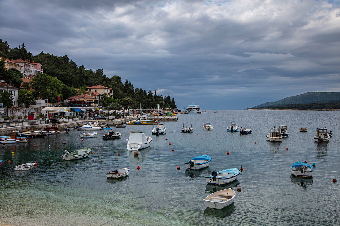 Kleine Fischer- und Vergnügungsboote vor Anker nahe der Küste, Rabac, Istrien, Kroatien, Europa