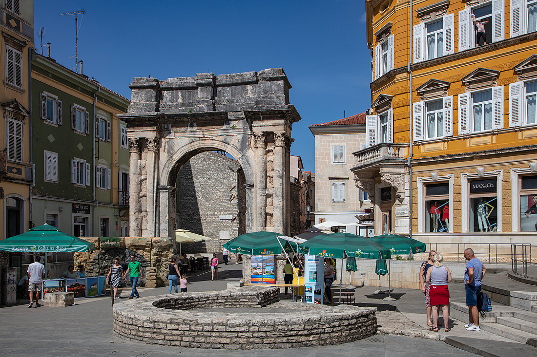 The old Roman arch of the Sergii in the center of the old town, Pula, Istria, Croatia, Europe
