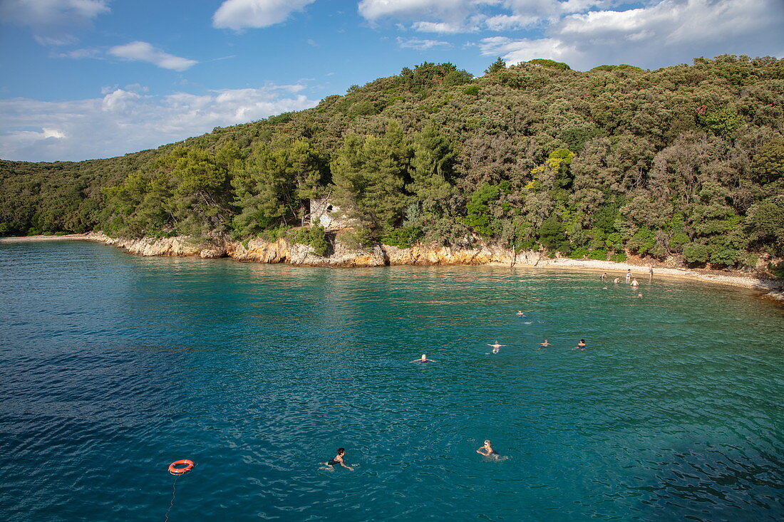 Menschen schwimmen in einer herrlichen Bucht nahe Kampor, Primorje-Gorski Kotar, Kroatien, Europa