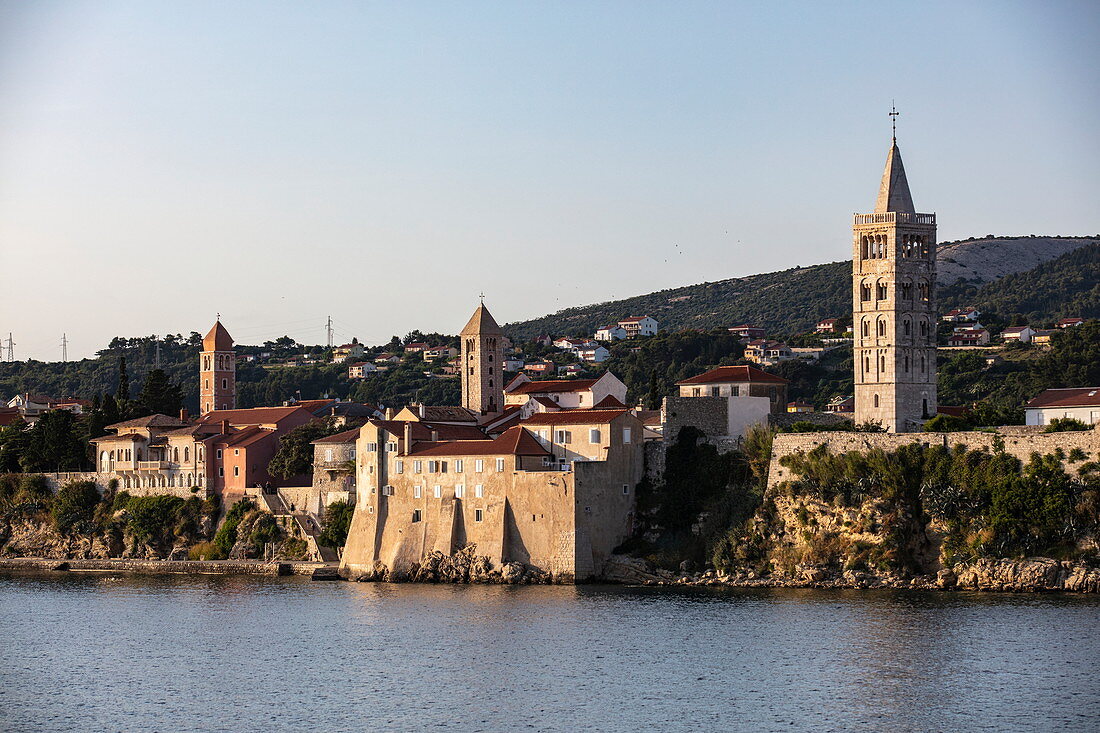 Blick auf Altstadt mit Stadtmauer und Kirchtürmen, Rab, Primorje-Gorski Kotar, Kroatien, Europa