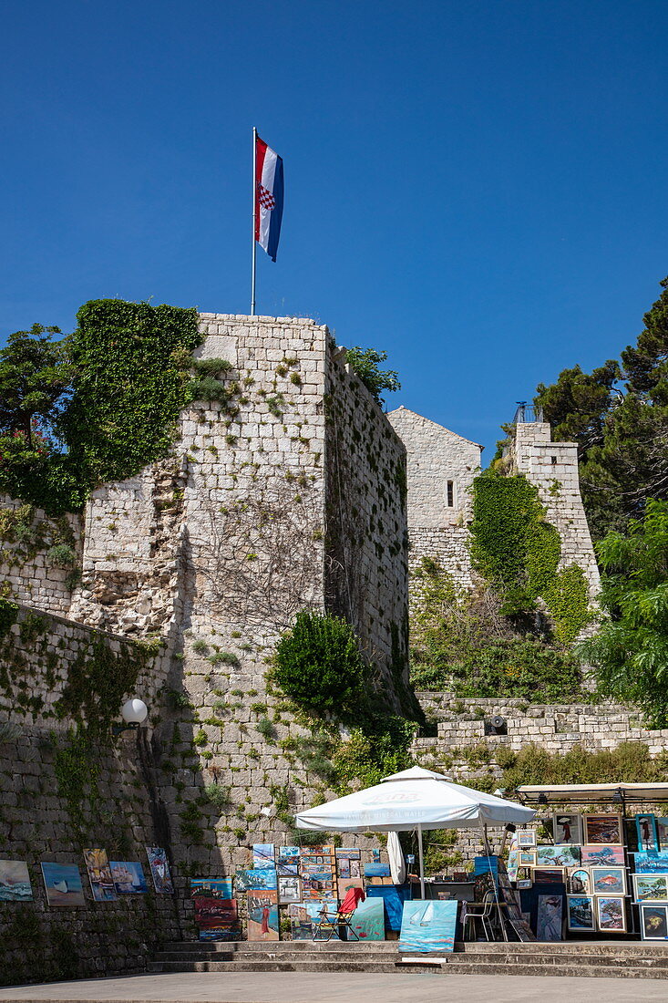 Stand für Souvenirs und Kunst in der Altstadt, Rab, Primorje-Gorski Kotar, Kroatien, Europa