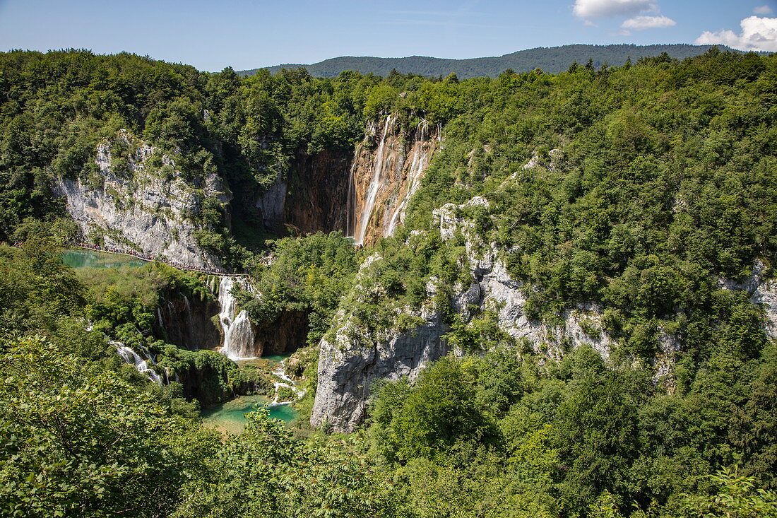 Blick auf Wald, Pools und Wasserfälle, Nationalpark Plitvicer Seen, Lika-Senj, Kroatien, Europa