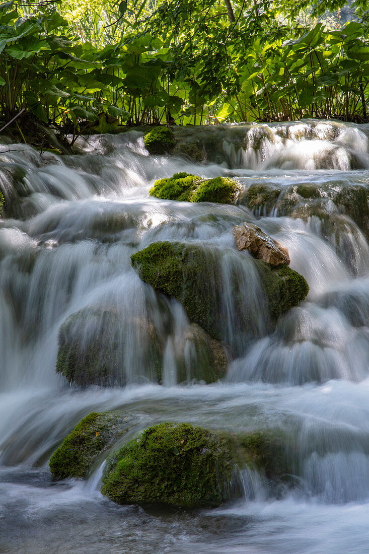 Schnell fließendes Wasser kaskadiert über Felsen, Nationalpark Plitvicer Seen, Lika-Senj, Kroatien, Europa