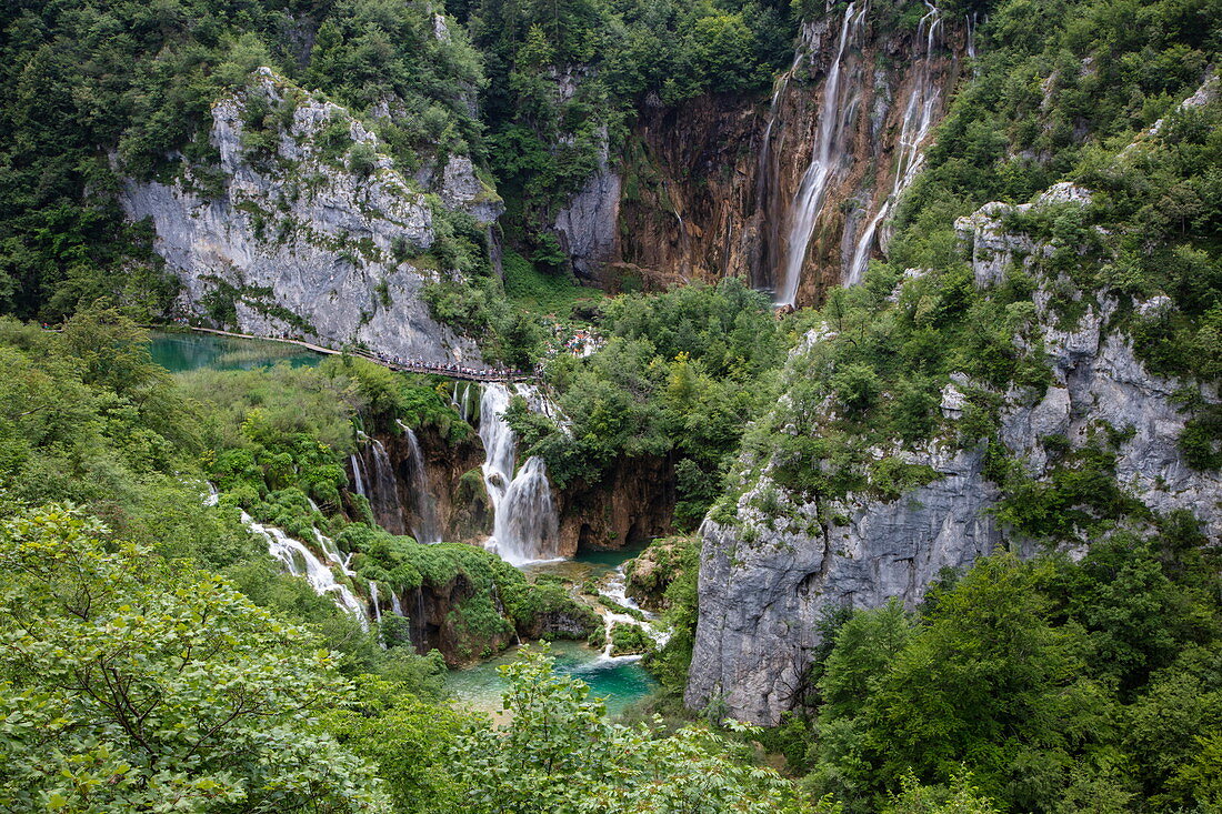 Blick auf Wald, Pools und Wasserfälle, Nationalpark Plitvicer Seen, Lika-Senj, Kroatien, Europa