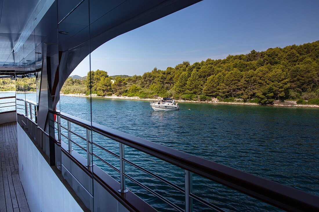 Küste spiegelt sich in Fenster von Kreuzfahrtschiff, nahe Kukljica, Zadar, Kroatien, Europa