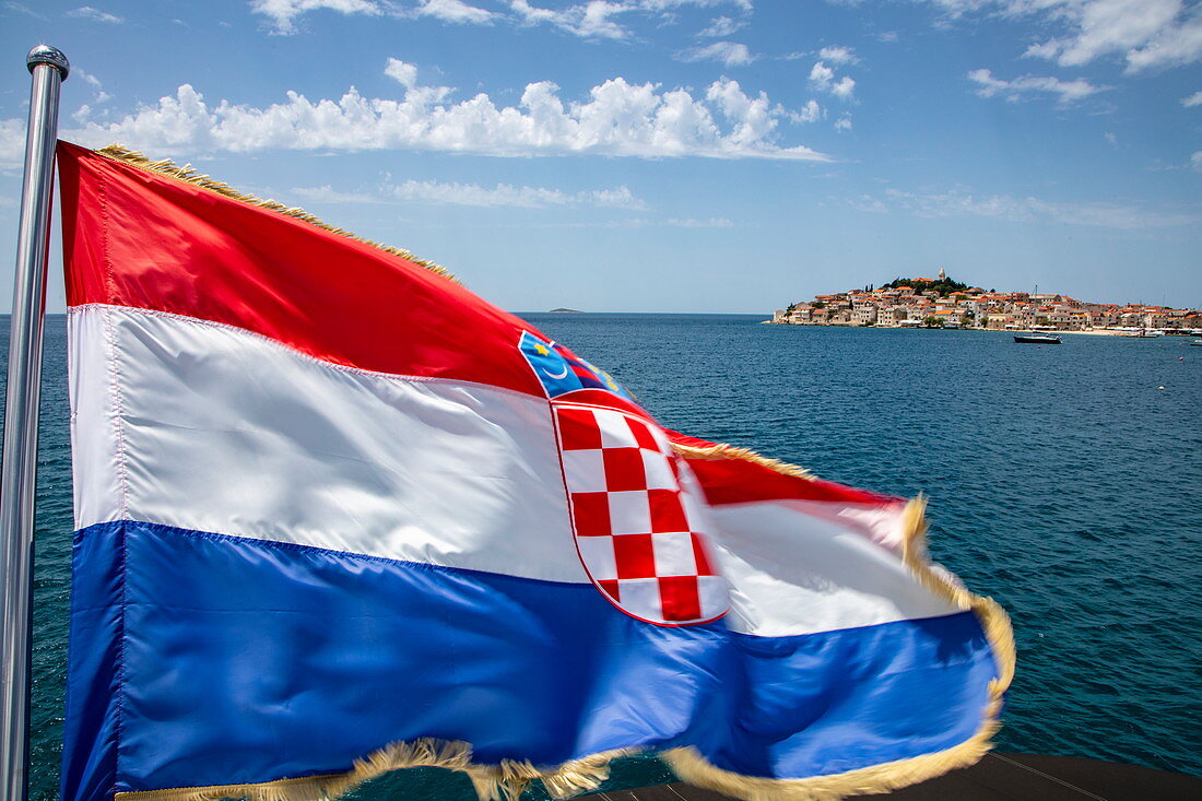 Kroatische Nationalflagge an Bord von Kreuzfahrtschiff, Primosten, Šibenik-Knin, Kroatien, Europa