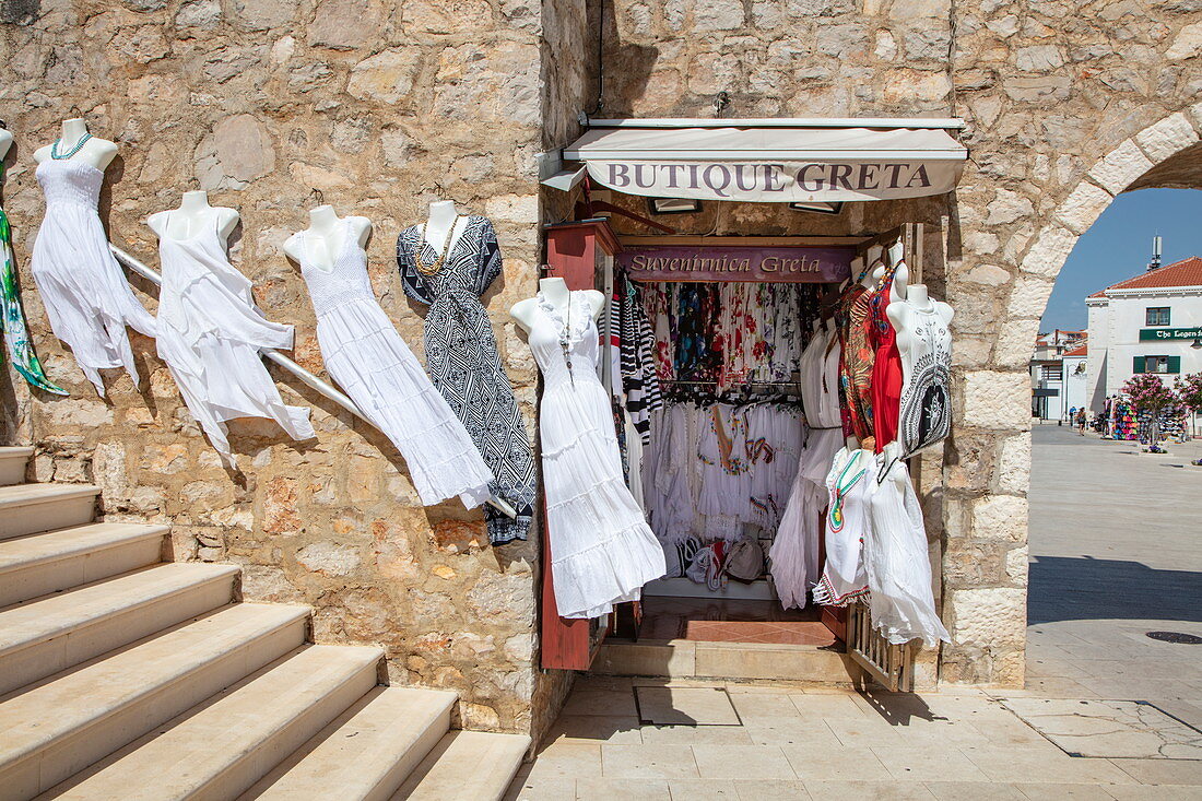 Vom Wind luftig wehende weiße Kleider zum Verkauf bei Butique Greta in der Altstadt, Primosten, Šibenik-Knin, Kroatien, Europa
