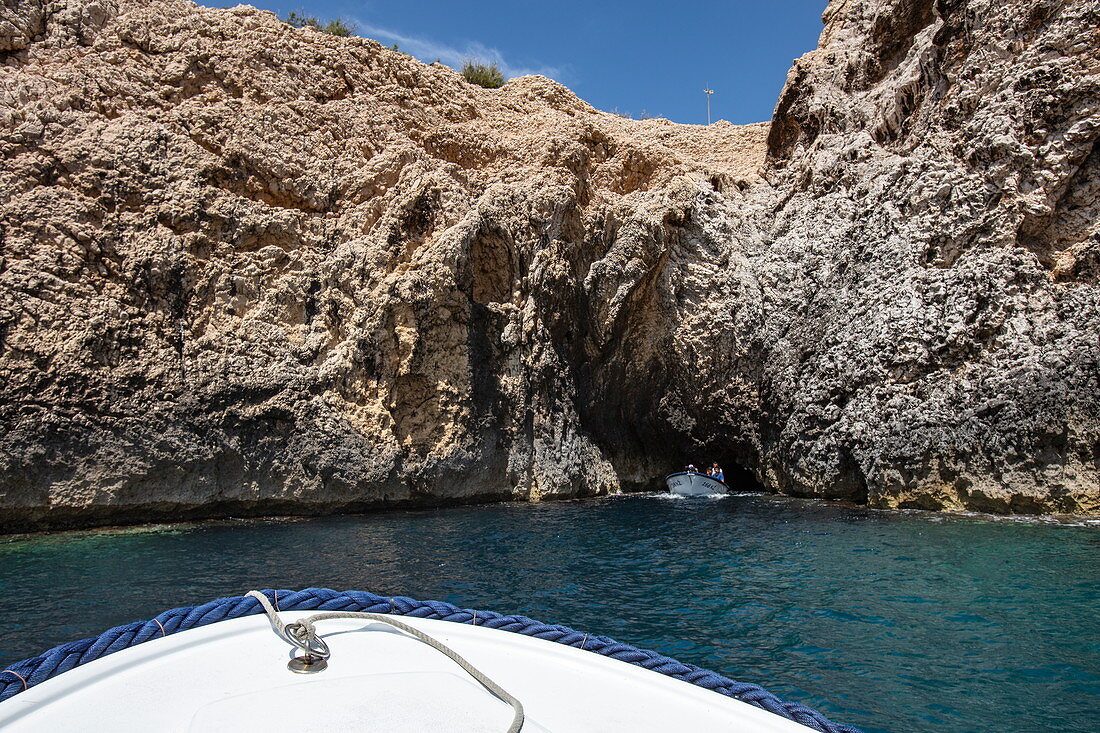 Ausflugsboot bei Annäherung an die Blaue Höhle auf der Insel Bisevo, nahe Vis, Vis, Split-Dalmatien, Kroatien, Europa