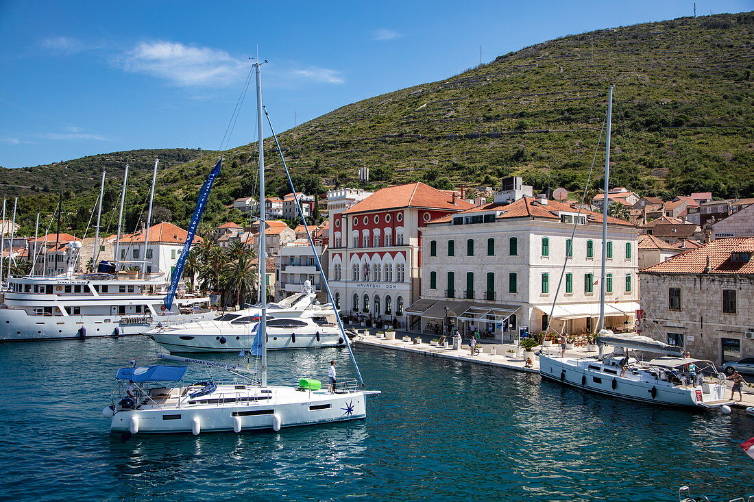 Segelboote und Strandpromenade der Stadt, Vis, Vis, Split-Dalmatien, Kroatien, Europa