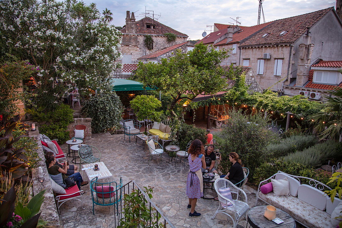 Hof von Restaurant Lola Konoba & Bar Garden, Vis, Vis, Split-Dalmatien, Kroatien, Europa