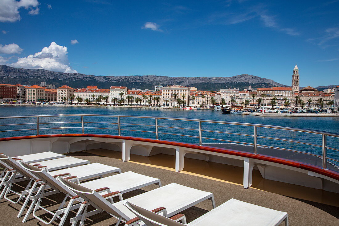 Liegestühle an Bord von Kreuzfahrtschiff mit Stadt dahinter, Split, Split-Dalmatien, Kroatien, Europa