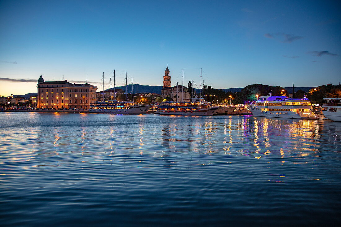 Hafen und Stadt in der Abenddämmerung, Split, Split-Dalmatien, Kroatien, Europa